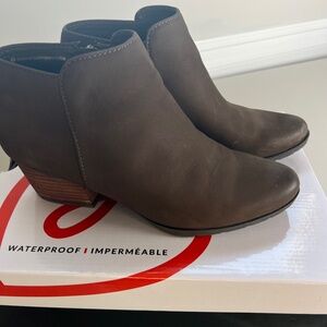 Blondo Villa, Waterproof, Taupe Nubuck, Ankle Booties, Size 8.5